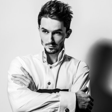 Şık şık yakışıklı adam. Siyah-beyaz studio moda portre. 