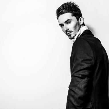 Şık şık yakışıklı adam. Siyah-beyaz studio moda portre. 