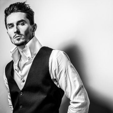Şık şık yakışıklı adam. Siyah-beyaz studio moda portre. 