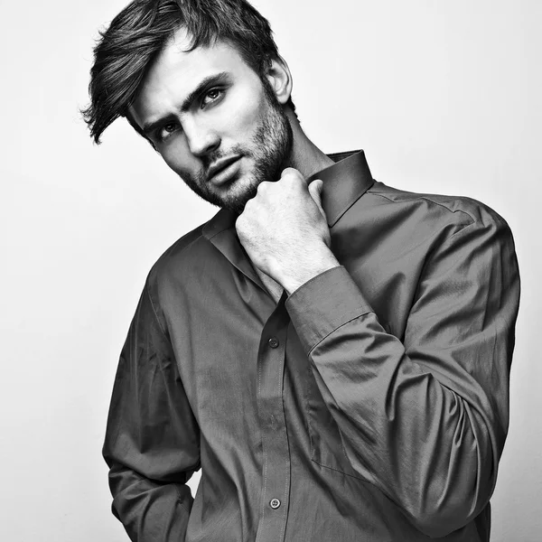 Şık şık yakışıklı adam. Siyah-beyaz studio moda portre. — Stok fotoğraf