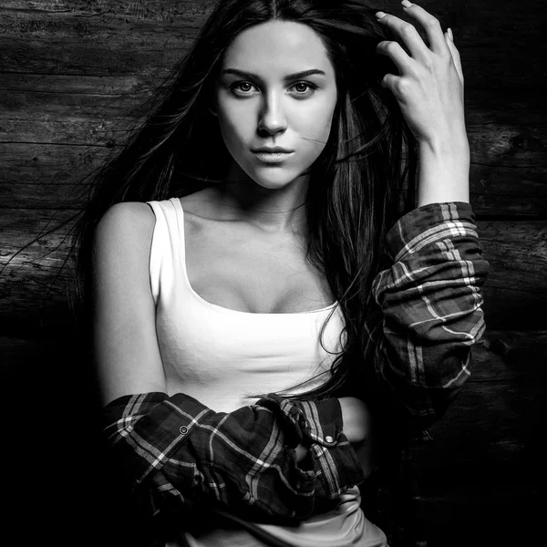 Jeune femme sensuelle & beauté en vêtements décontractés pose sur fond de bois grunge. Photo de mode noir-blanc . — Photo
