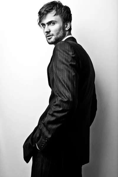 エレガントなスタイリッシュなハンサムな男。ブラック ホワイト スタジオ ファッション ポートレート. — ストック写真