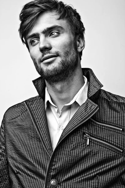 Elegante hombre guapo con estilo. Retrato de moda estudio blanco y negro . — Foto de Stock