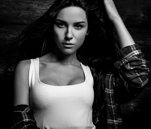 Giovane donna sensuale e di bellezza in abiti casual posare su sfondo di legno grunge. Foto di moda in bianco e nero . — Foto Stock