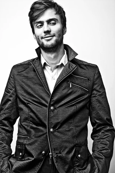 Elegante stijlvolle knappe man. Zwart-wit studio fashion portret. — Stockfoto