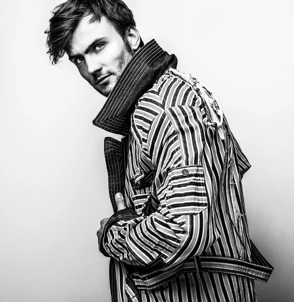 Elegante hombre guapo con estilo. Retrato de moda estudio blanco y negro . — Foto de Stock