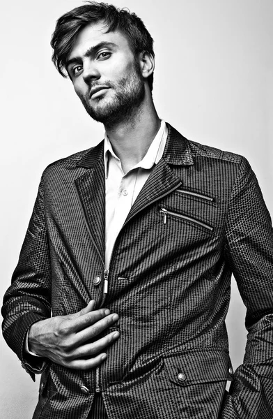 Elegante hombre guapo con estilo. Retrato de moda estudio blanco y negro . — Foto de Stock