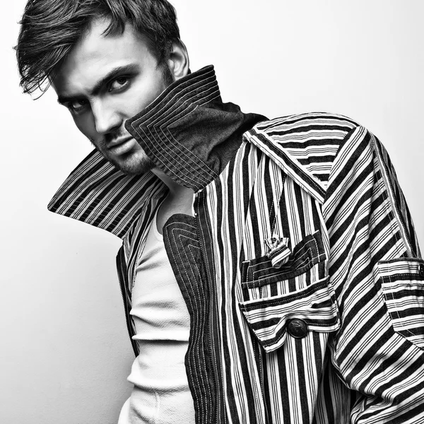Elegante hombre guapo con estilo. Retrato de moda estudio blanco y negro . — Foto de Stock