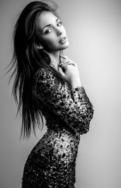 Güzel moda kadın portresi siyah-beyaz.