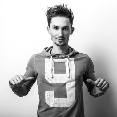 Şık şık yakışıklı adam. Siyah-beyaz studio moda portre. 