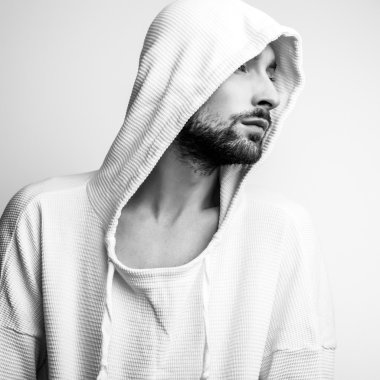 Şık şık yakışıklı adam. Siyah-beyaz studio moda portre. 