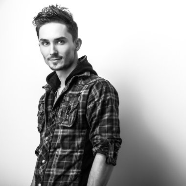 Şık şık yakışıklı adam. Siyah-beyaz studio moda portre. 