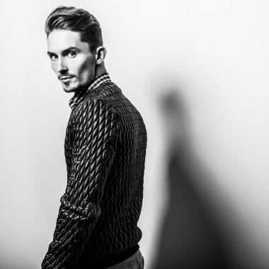 Şık şık yakışıklı adam. Siyah-beyaz studio moda portre. 