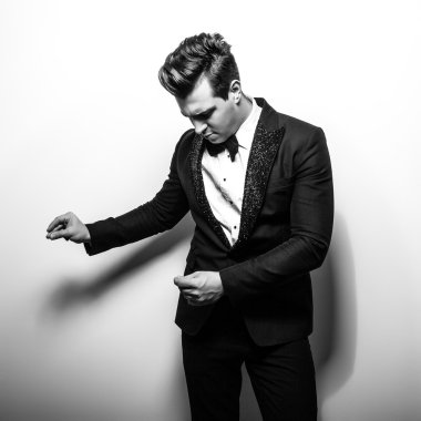 Şık şık yakışıklı adam. Siyah-beyaz studio moda portre. 