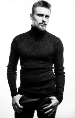 Şık şık yakışıklı adam. Siyah-beyaz studio moda portre. 