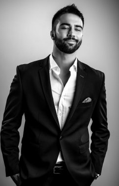 Zarif yakışıklı delikanlı. Siyah-beyaz studio moda portre. 