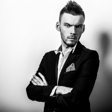 Şık şık yakışıklı adam. Siyah-beyaz studio moda portre. 