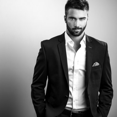 Zarif yakışıklı delikanlı. Siyah-beyaz studio moda portre. 