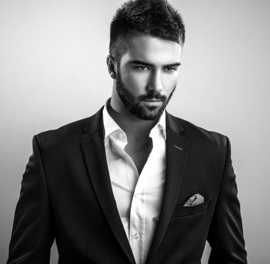 Zarif yakışıklı delikanlı. Siyah-beyaz studio moda portre. 