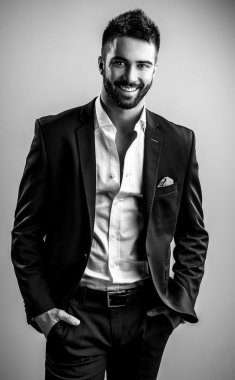 Zarif yakışıklı delikanlı. Siyah-beyaz studio moda portre. 