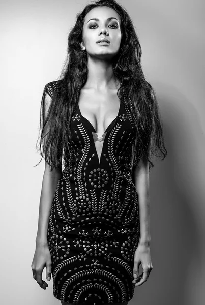 아름 다운 유행 여자의 흑백 초상화. — 스톡 사진