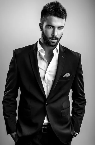 Elegante joven apuesto hombre. Retrato de moda estudio blanco y negro . — Foto de Stock