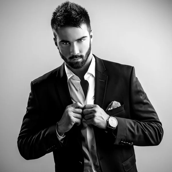 Elegante jonge knappe man. Zwart-wit studio mode portret. — Stockfoto