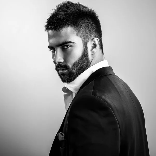 Elegante joven apuesto hombre. Retrato de moda estudio blanco y negro . — Foto de Stock