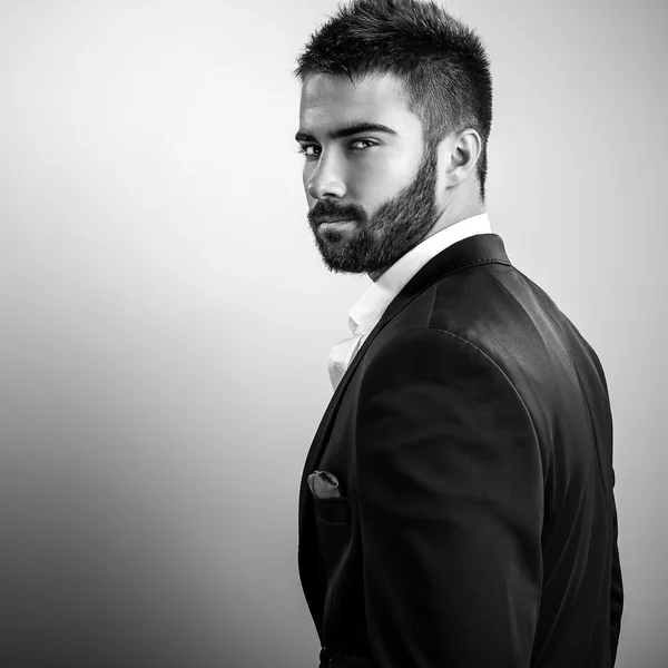 Elegante joven apuesto hombre. Retrato de moda estudio blanco y negro . — Foto de Stock