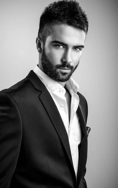 Elegancki młody przystojny mężczyzna. Czarno biały portret moda. — Zdjęcie stockowe
