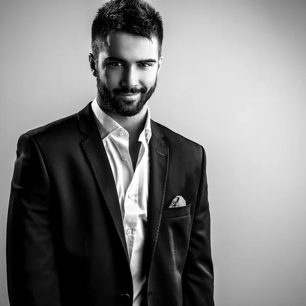 Elegante joven apuesto hombre. Retrato de moda estudio blanco y negro . —  Fotos de Stock