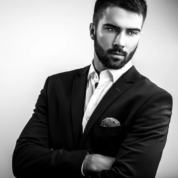 Um jovem elegante e bonito. Retrato de moda estúdio preto-branco . — Fotografia de Stock