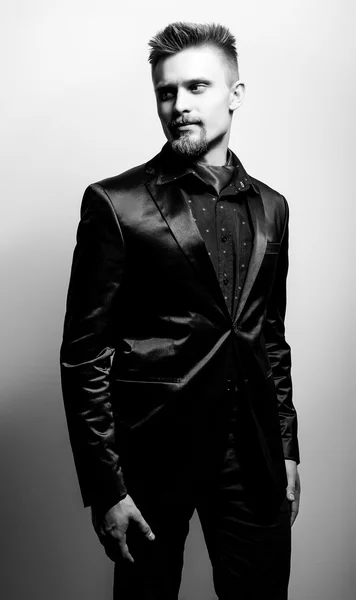Elegante hombre guapo con estilo. Retrato de moda estudio blanco y negro . —  Fotos de Stock