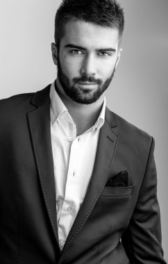 Zarif yakışıklı delikanlı. Siyah-beyaz studio moda portre. 