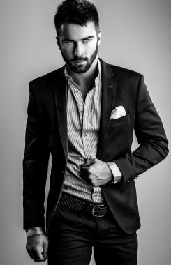 Zarif yakışıklı delikanlı. Siyah-beyaz studio moda portre. 