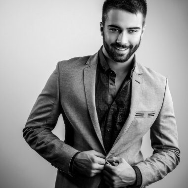 Zarif yakışıklı delikanlı. Siyah-beyaz studio moda portre. 