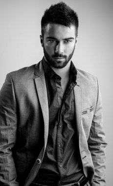 Zarif yakışıklı delikanlı. Siyah-beyaz studio moda portre. 