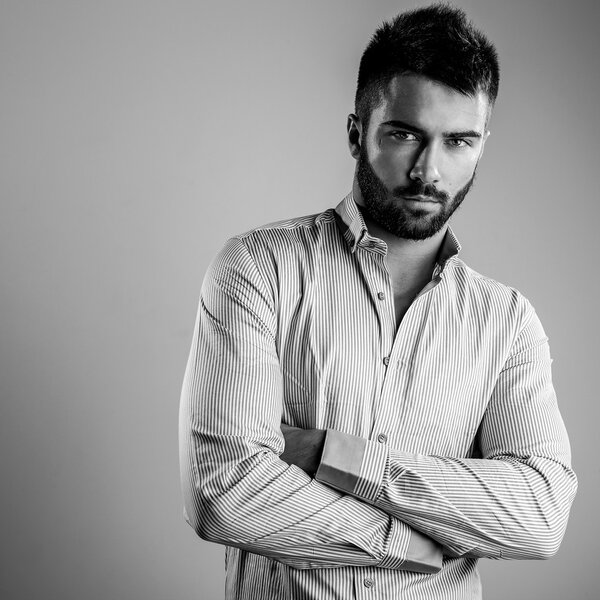 Элегантный молодой красивый мужчина. Черно-белый студийный портрет
. 