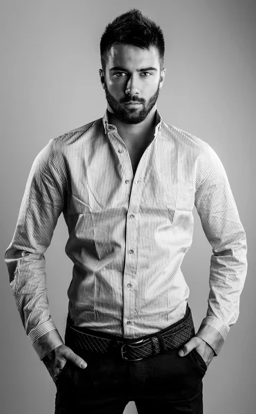 Zarif yakışıklı delikanlı. Siyah-beyaz studio moda portre. 