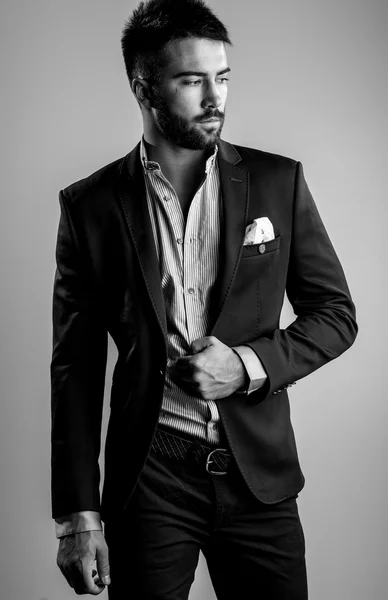 Um jovem elegante e bonito. Retrato de moda estúdio preto-branco . — Fotografia de Stock