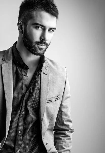 Elegante joven apuesto hombre. Retrato de moda estudio blanco y negro . — Foto de Stock