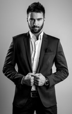 Zarif yakışıklı delikanlı. Siyah-beyaz studio moda portre. 