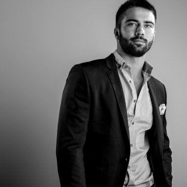 Zarif yakışıklı delikanlı. Siyah-beyaz studio moda portre. 