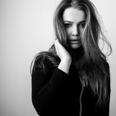 Güzel moda kadın portresi siyah-beyaz.