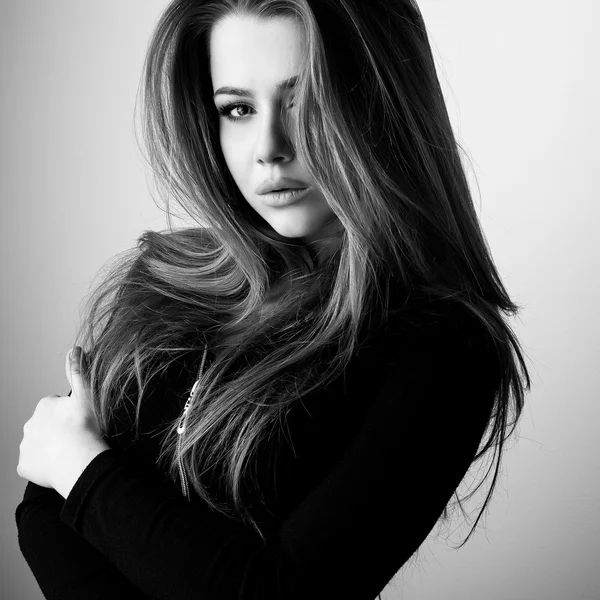 Black-white portrait of beautiful fashionable woman. — Stock Photo, Image