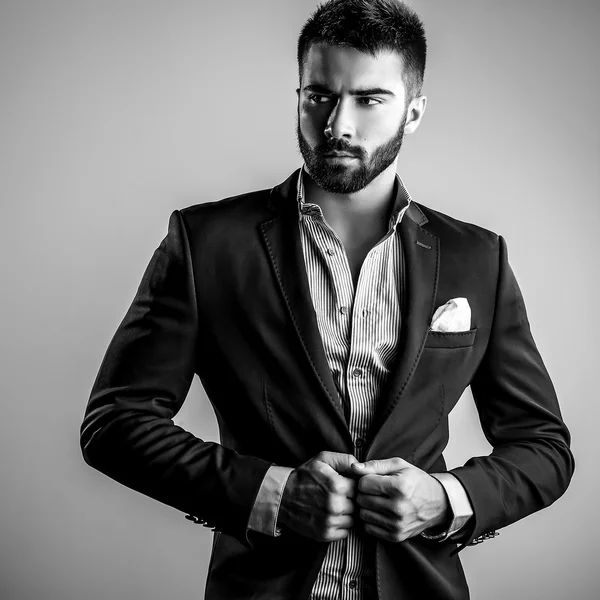 Eleganter junger gutaussehender Mann. Schwarz-weißes Modeporträt im Studio. — Stockfoto