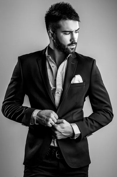 Elegantní mladý pohledný muž. Studio černo bílé módní portrét. — Stock fotografie