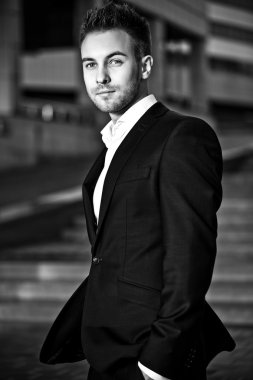 Güzel genç adam açık siyah-beyaz portresi.