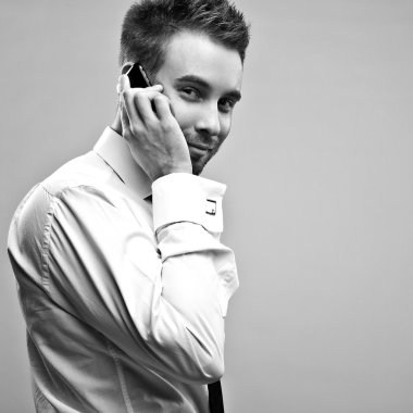 Şık şık yakışıklı adam. Siyah-beyaz studio moda portre. 