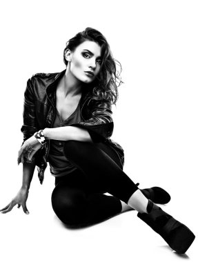 Güzel moda kadın portresi siyah-beyaz.